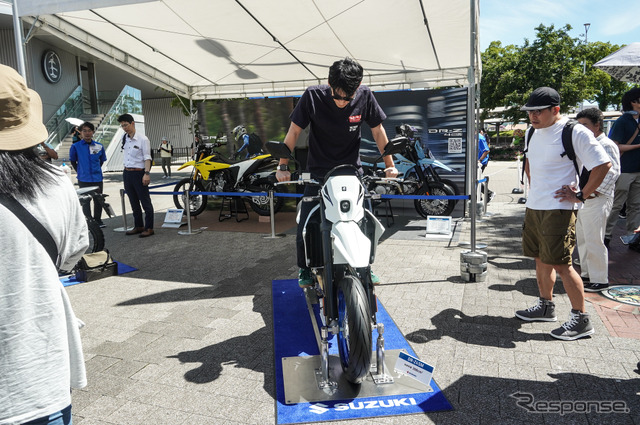 新型『DR-Z4S』『DR-Z4SM』が展示された「スズキ モーターサイクルコレクション2025」(7月19日)《写真撮影 宮崎壮人》
