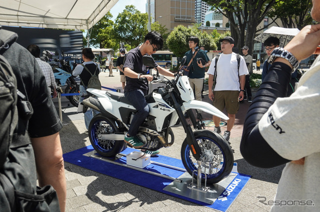 新型『DR-Z4S』『DR-Z4SM』が展示された「スズキ モーターサイクルコレクション2025」(7月19日)《写真撮影 宮崎壮人》