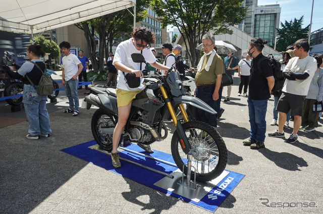 新型『DR-Z4S』『DR-Z4SM』が展示された「スズキ モーターサイクルコレクション2025」(7月19日)《写真撮影 宮崎壮人》