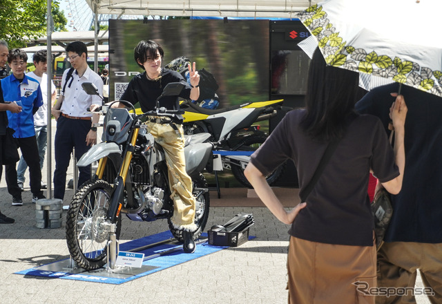新型『DR-Z4S』『DR-Z4SM』が展示された「スズキ モーターサイクルコレクション2025」(7月19日)《写真撮影 宮崎壮人》