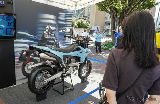 新型『DR-Z4S』『DR-Z4SM』が展示された「スズキ モーターサイクルコレクション2025」(7月19日)《写真撮影 宮崎壮人》