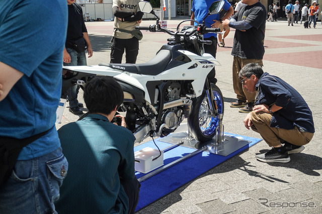 新型『DR-Z4S』『DR-Z4SM』が展示された「スズキ モーターサイクルコレクション2025」(7月19日)《写真撮影 宮崎壮人》