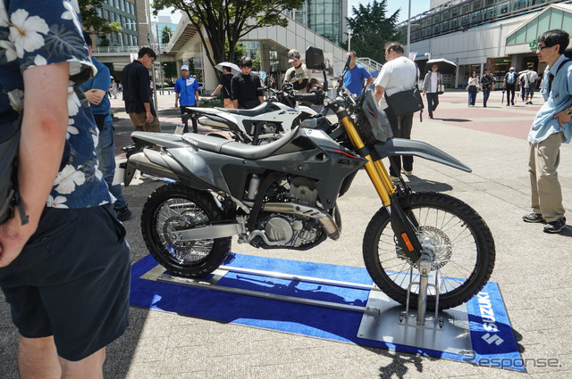 新型『DR-Z4S』『DR-Z4SM』が展示された「スズキ モーターサイクルコレクション2025」(7月19日)《写真撮影 宮崎壮人》