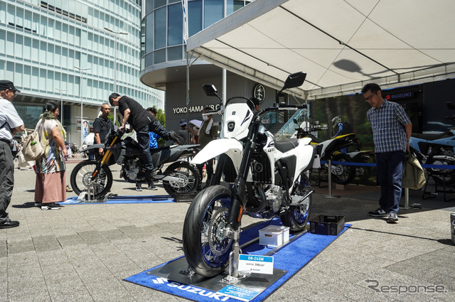 新型『DR-Z4S』『DR-Z4SM』が展示された「スズキ モーターサイクルコレクション2025」(7月19日)《写真撮影 宮崎壮人》