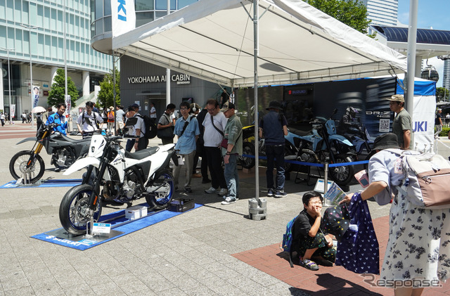 新型『DR-Z4S』『DR-Z4SM』が展示された「スズキ モーターサイクルコレクション2025」(7月19日)《写真撮影 宮崎壮人》