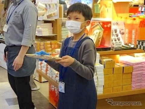 試食販売のお手伝い体験《写真提供 近江鉄道》
