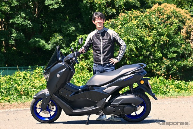 ヤマハ NMAXと伊丹孝弘氏《写真撮影 伊丹孝弘》