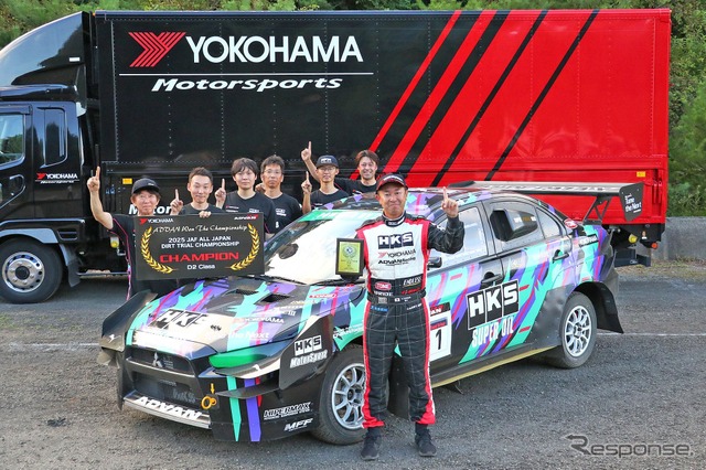 参戦車両とチームメイトの前で表彰盾を掲げる田口勝彦選手《写真提供 横浜ゴム》