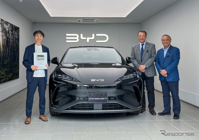 BYDが国内EV累計販売5000台目の『シーライオン7』を納車《写真提供 BYD Auto Japan》