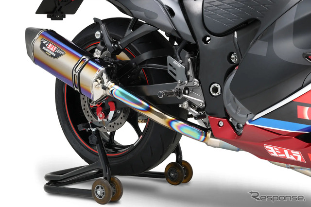 ヨシムラ HEPTAチタンサイクロン TTBC チタンブルーカバー/カーボンエンド / ファイヤースペック ハヤブサ装着例《写真提供 ヨシムラジャパン》