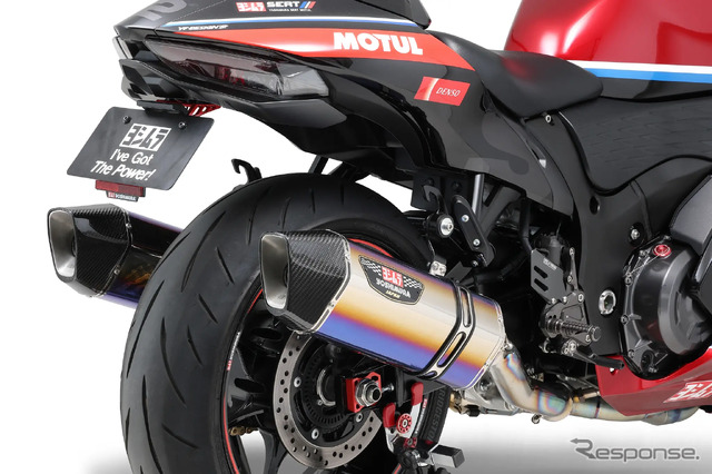 ヨシムラ HEPTAチタンサイクロン TTBC チタンブルーカバー/カーボンエンド / ファイヤースペック《写真提供 ヨシムラジャパン》
