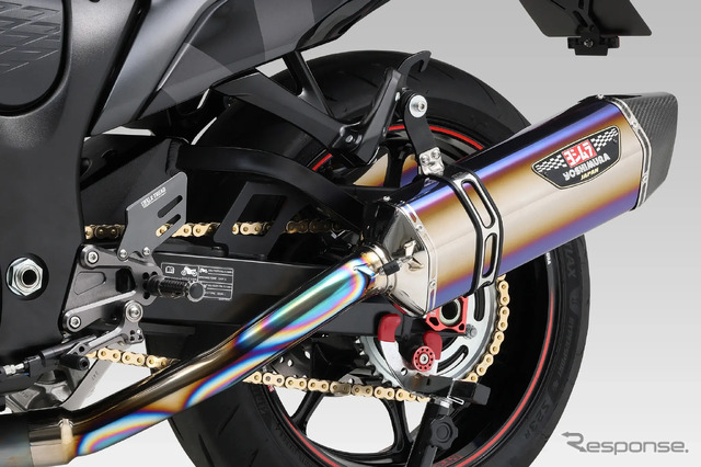 ヨシムラ HEPTAチタンサイクロン TTBC チタンブルーカバー/カーボンエンド / ファイヤースペック《写真提供 ヨシムラジャパン》