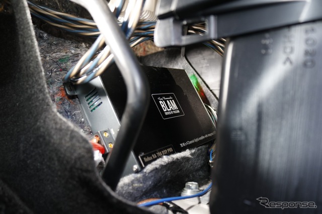 センタークラスター下部のパネルを外すと中のデッドスペースにブラムのDSPアンプであるRA704 DSP Proが設置されている。
