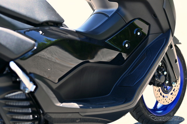 NMAXのフットスペース《写真撮影 伊丹孝裕》