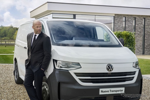 VW『トランスポーター・カーゴバン』新型とジェイソン・ステイサム《photo by VW》