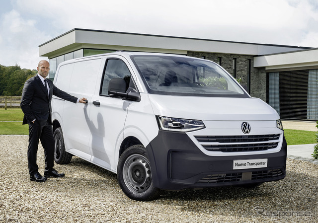 VW『トランスポーター・カーゴバン』新型とジェイソン・ステイサム《photo by VW》