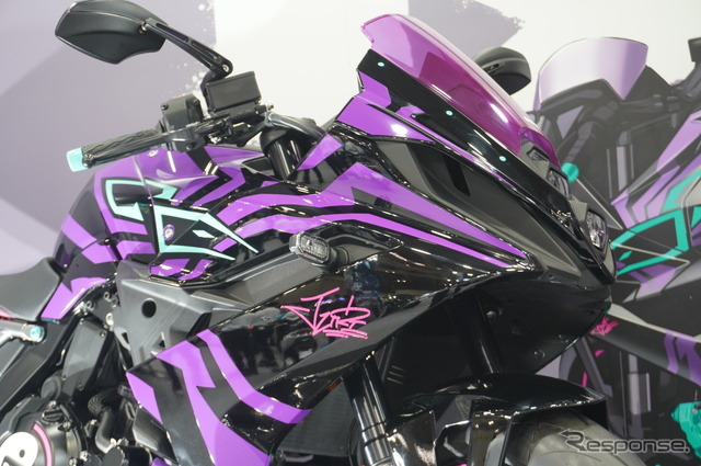 『ストリートファイター6』とコラボレーションした『GSX-8R Tuned by JURI』(大阪モーターサイクルショー2025)《写真撮影 宮崎壮人》