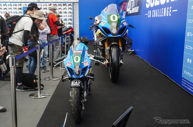 ホンモノの8耐マシン「チームCNチャレンジ」のGSX-R1000Rと「CNチャレンジミニ」（手前）《写真撮影 宮崎壮人》