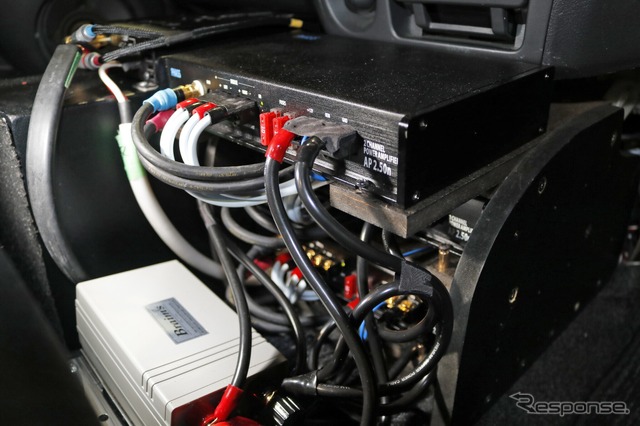 フロント3ウェイをマルチアンプシステムでドライブするのはファスのパワーアンプであるAP2.50n。3台を積層して設置した。
