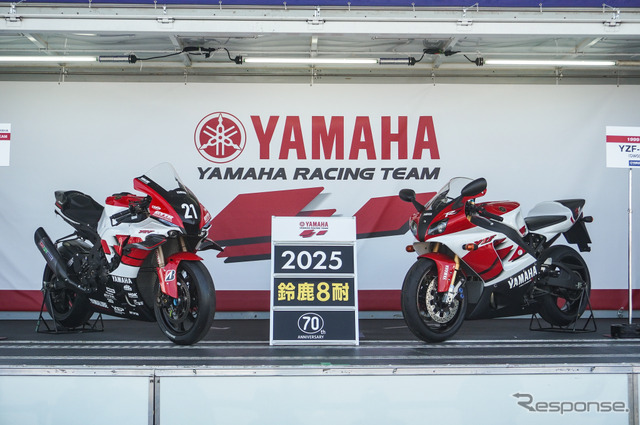 #21 YAMAHA RACING TEAMの「YZF-R1」レプリカ（左）と1999年の「YZF-R7」（右）《写真撮影 宮崎壮人》