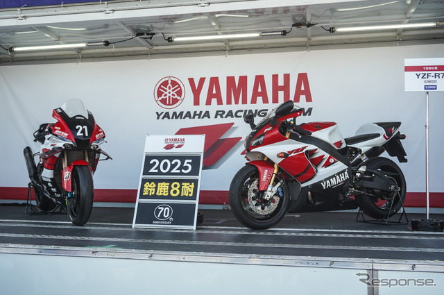 #21 YAMAHA RACING TEAMの「YZF-R1」レプリカ（左）と1999年の「YZF-R7」（右）《写真撮影 宮崎壮人》
