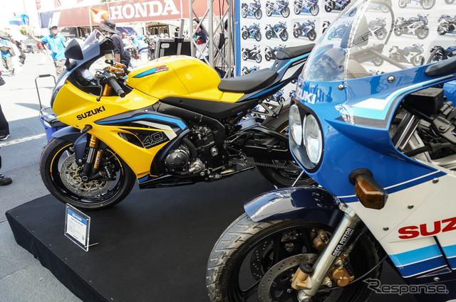 スズキ GSX-R1000R（左）と初代GSX-R750（右）《写真撮影 宮崎壮人》
