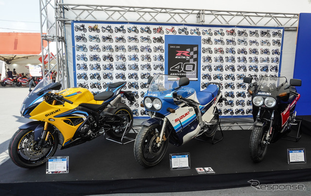 スズキ GSX-R1000R（左）と初代GSX-R750（中）、GSX-R400（右）《写真撮影 宮崎壮人》