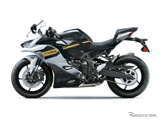 カワサキ Ninja ZX-4R SE（パールロボティックホワイト×メタリックスパークブラック）《写真提供 カワサキモータースジャパン》