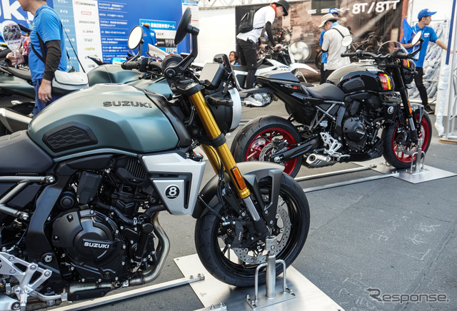 スズキ GSX-8T（左）とスズキ GSX-8TT（右）（鈴鹿8耐2025）《写真撮影 宮崎壮人》