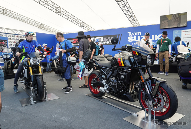 スズキ GSX-8T（左）とスズキ GSX-8TT（右）（鈴鹿8耐2025）《写真撮影 宮崎壮人》