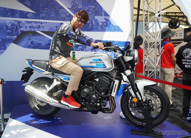 ホンダ CB1000Fと青木タカオ氏《写真撮影 宮崎壮人》