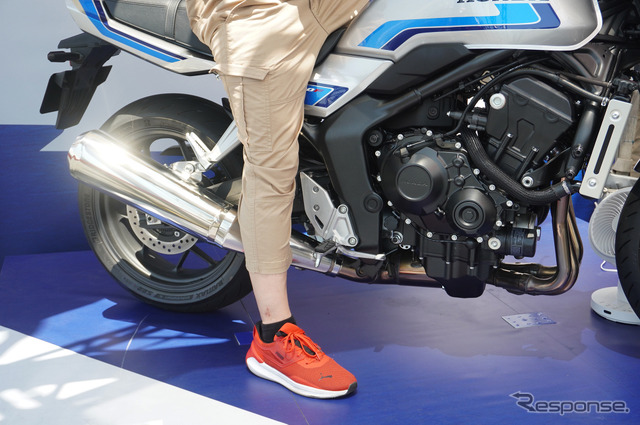 ホンダ CB1000Fの足付き《写真撮影 宮崎壮人》