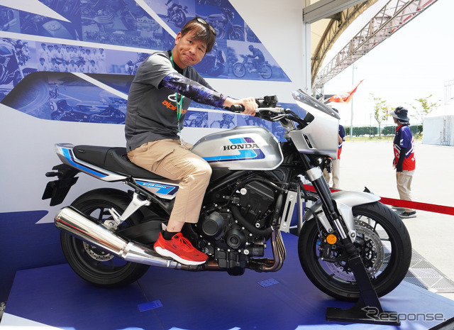青木タカオ氏がホンダ CB1000F SEに跨りエンジン始動を体験!《写真撮影 宮崎壮人》