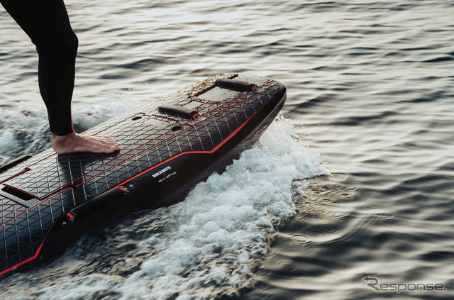 BRABUS x awake Limited Edition Shadow Explore Jetboard “One of 77”《写真提供 NTL》