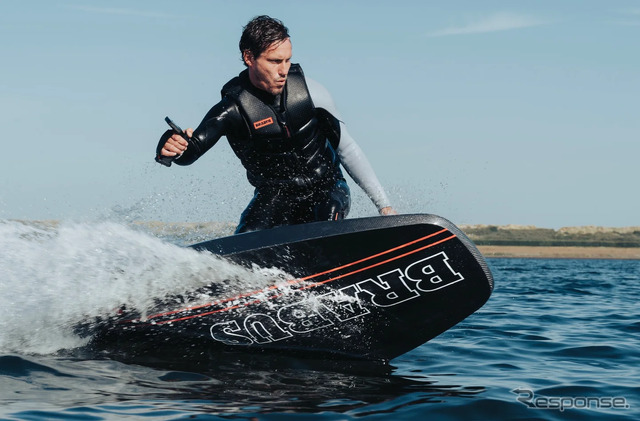 BRABUS x awake Limited Edition Shadow Explore Jetboard “One of 77”《写真提供 NTL》