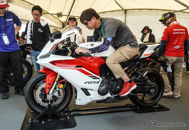 「鈴鹿8耐2025」ヤマハブースで青木タカオ氏が『YZF-R9』に跨り試乗！《写真撮影 宮崎壮人》