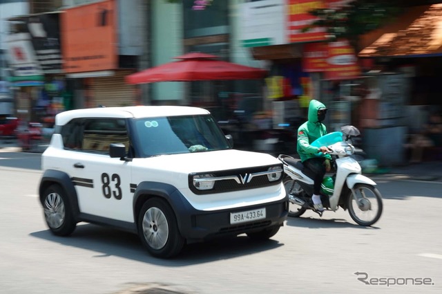 Grabの乗り合いオートバイの横を走るVF3。VF3は後席が狭いこともあってタクシー用途には向かない《写真撮影　会田肇》