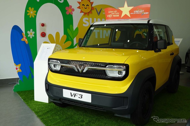 ハノイ市内のディーラーに展示した合ったVF3。営業マンは、この黄色と白の2トーンカラーがよく売れるボディカラーと話していた《写真撮影　会田肇》