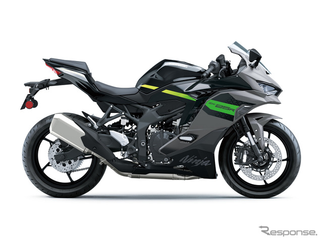 カワサキ Ninja ZX-25R SE（メタリックマットグラファイトグレー×メタリックスパークブラック）《写真提供 カワサキモータースジャパン》