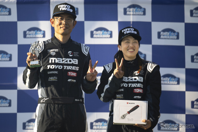 ドライバー 寺川 和紘選手（左）/ コドライバー 石川美代子選手（右）《写真撮影 後藤竜甫》