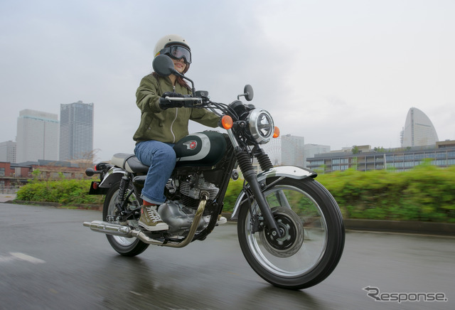 カワサキ W230（メタリックマットダークグリーン×エボニー）《写真提供 カワサキモータースジャパン》