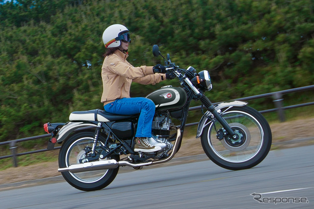 カワサキ W230（メタリックマットダークグリーン×エボニー）《写真提供 カワサキモータースジャパン》