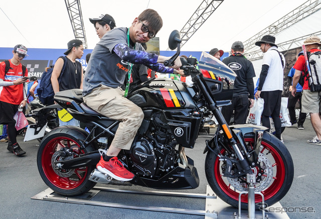 スズキ GSX-8TTと青木タカオ氏（鈴鹿8耐2025）《写真撮影 宮崎壮人》