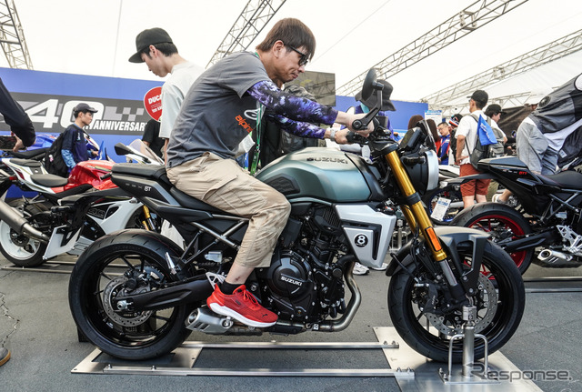 スズキ GSX-8Tと青木タカオ氏（鈴鹿8耐2025）《写真撮影 宮崎壮人》