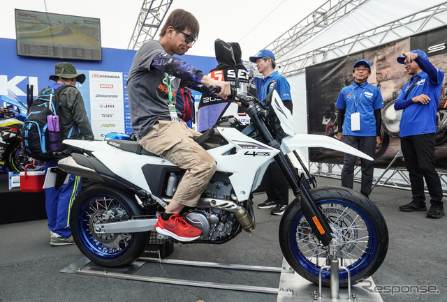 スズキ DR-Z4SMと青木タカオ氏（鈴鹿8耐2025）《写真撮影 宮崎壮人》