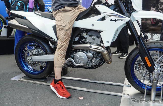 スズキ DR-Z4SMの足つき（鈴鹿8耐2025）《写真撮影 宮崎壮人》