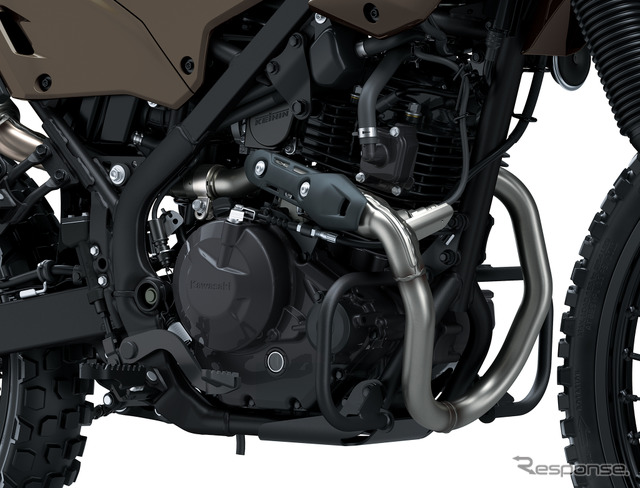 低中回転域でのトルクを重視した、バランサー内蔵232cc空冷4ストロークSOHC2バルブエンジン《写真提供 カワサキモータースジャパン》