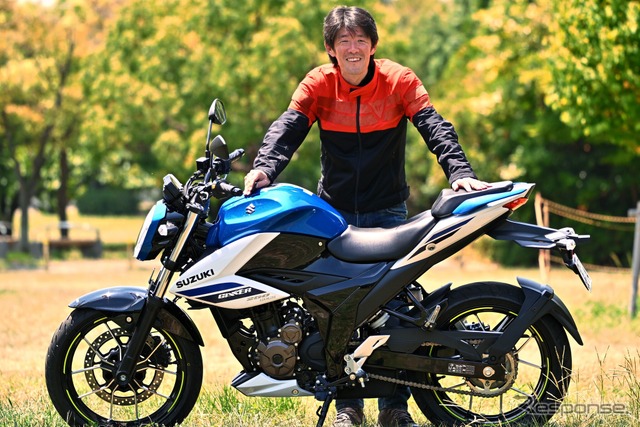 スズキ ジクサー250と伊丹孝裕氏《写真撮影 伊丹孝裕》