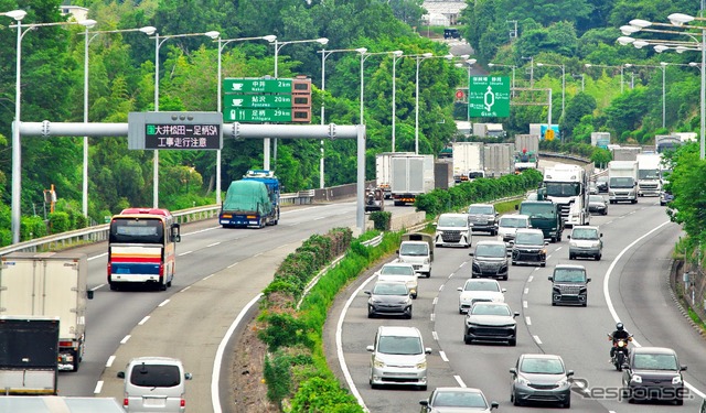 お盆期間、30km以上のいわゆる大渋滞は16回で、33%減と大幅に減少したという（写真はイメージ）《写真AC》