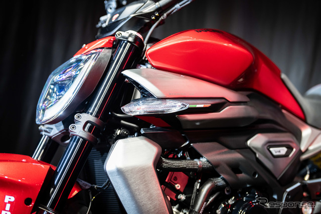 ドゥカティの“斬新”クルーザーが日本初公開、V4エンジンに軽量ボディの